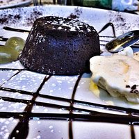 Tortino al cioccolato con cuore caldo e gelato alla vaniglia
