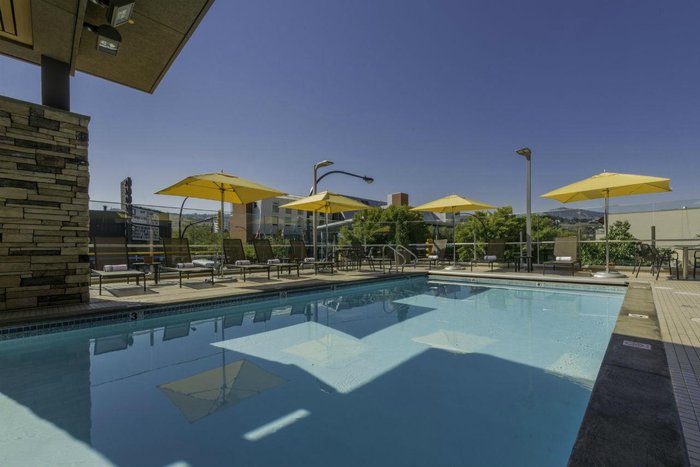 Delta Hotels Kamloops Pool: Pictures & Reviews - Tripadvisor