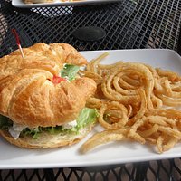 cusabi chicken sandwich & onion tanglers