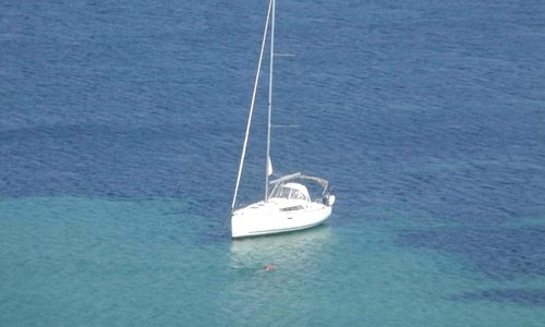 Alberto schwimmt zu seinem Boot