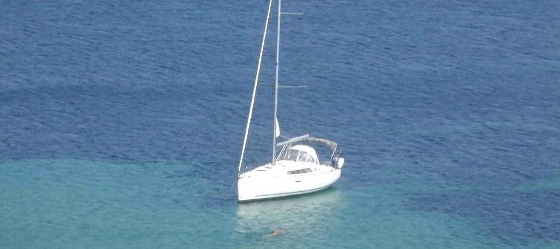 Alberto schwimmt zu seinem Boot