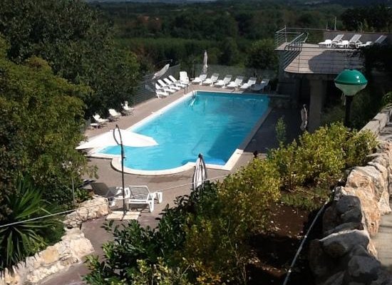 piscina immersa nel verde con vista panoramica