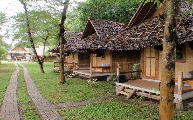 Les bungalows le long de la rivière