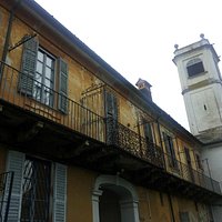 uno dei lati esterni del palazzo