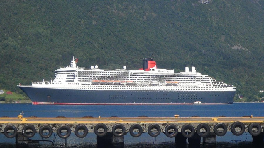 The Queen Mary 2 in Andalsnes