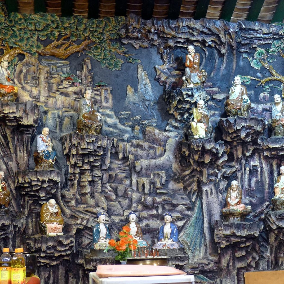 Đền Hầu Vương (Hau Wong Temple): Điểm đến tuyệt vời cho những ai yêu thích bầu không khí thanh tịnh, tôn giáo và văn hóa. Hình ảnh sẽ đưa bạn đến từng góc nhỏ của đền, cảm nhận từng nét đẹp tinh tế và yên bình trong lễ tổ chức tôn giáo. 
