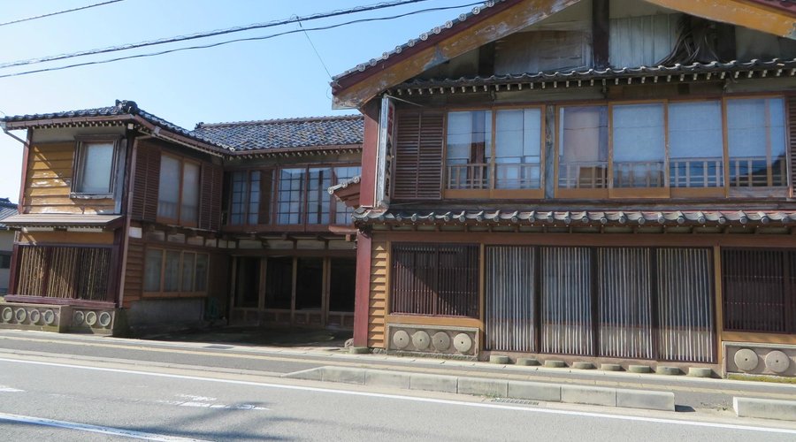 Front  / entrance