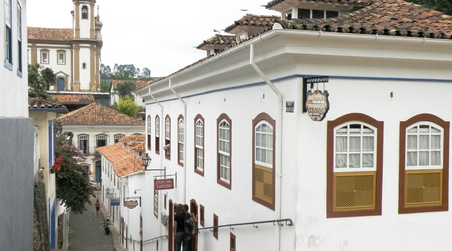 Vista do hotel com a Igreja do Carmo ao fundo.
