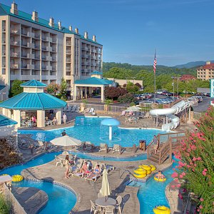 Music Road Resort in Pigeon Forge, image may contain: Bed, Furniture, Lamp