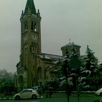 Bellissima chiesa, da visitare anche solo x un'occhiata!