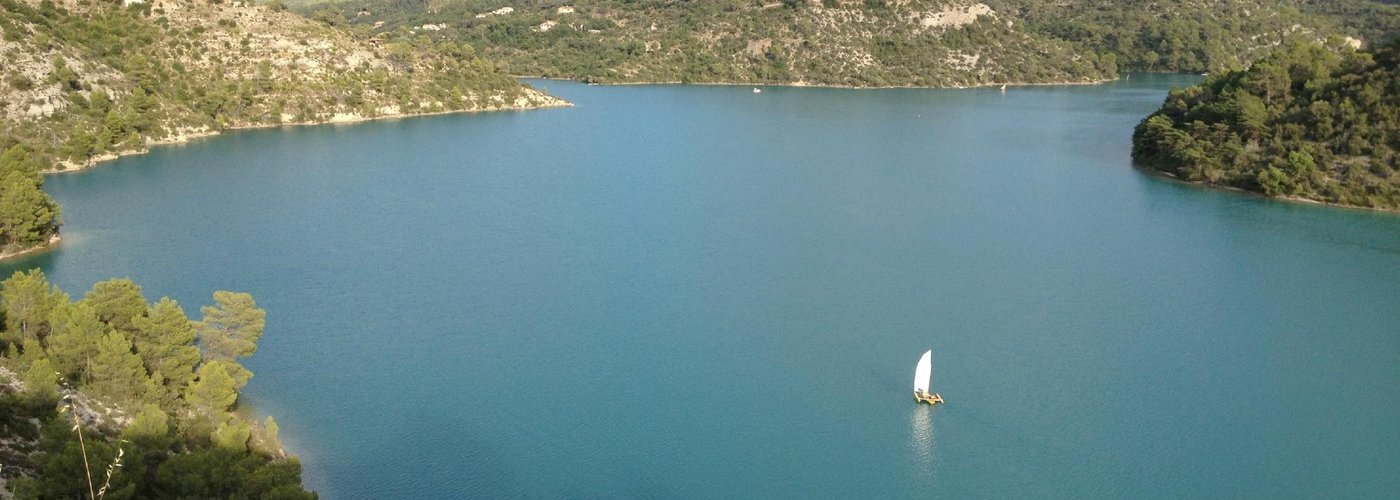 le lac d'Esparron, gorges du Verdon, 1h10 du Mas Jorel (location bateau électrique, canö