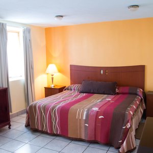 Habitación con cama extra-grande balcón a la calle