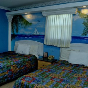 Ocean theme with 2 queen size beds and nonsomking with kitchenette room