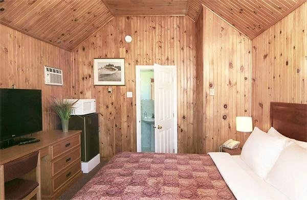 Private Cabin with 1 Queen bed
