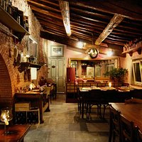 l'interno dell'osteria