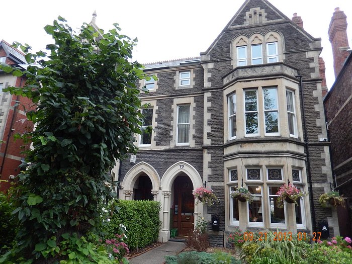NEW! 5 Mins Walk from Stadium & City Centre,Cardiff Townhouse With FREE  PARKING, - Cardiff