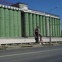 The rebuilt and extended Grain Silo with statue of a Marine defender.