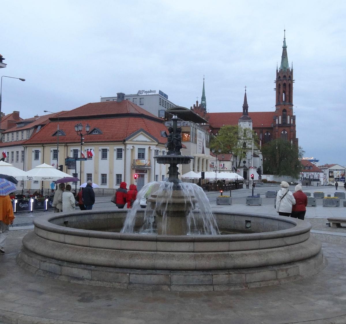 Стали польши. Market Square Белосток. Куда сходить в Белостоке. Белосток время.