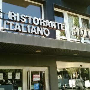 Fachada del hotel y la cafetería