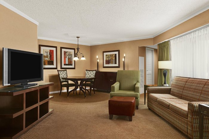 Embassy Suites By Hilton Kansas City Overland Park Bar Or Lounge 