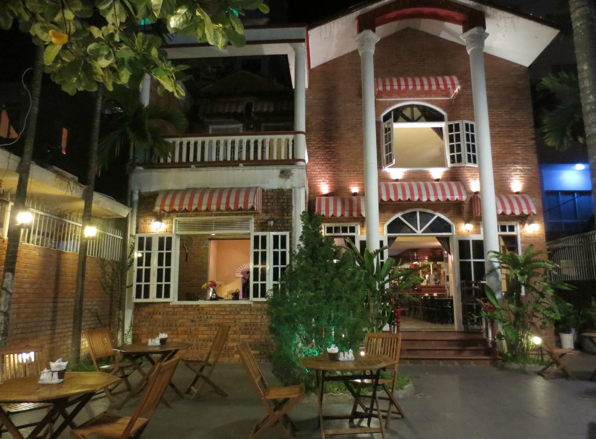 Vietnam Backpacker Hostels - Hue Hostel & Sports Bar by null