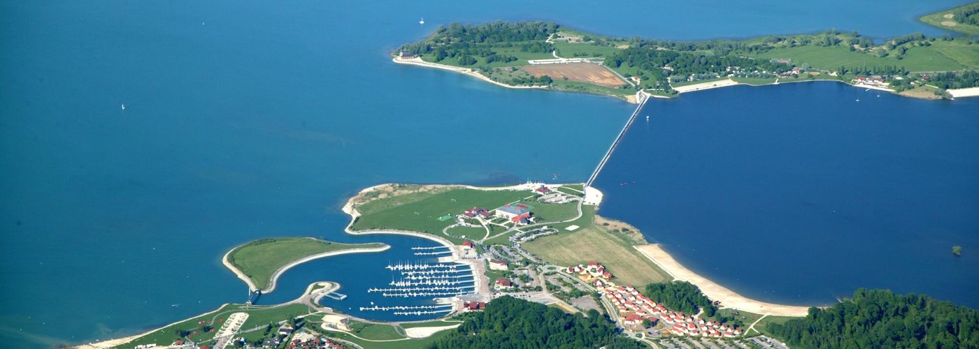 Vue générale du site. En bas à droite nos cottages et la plage en accès direct