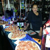 La simpaticissima Giulia e il banco aperitivo