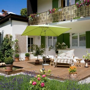 Die wunderschöne Terrasse im Garten