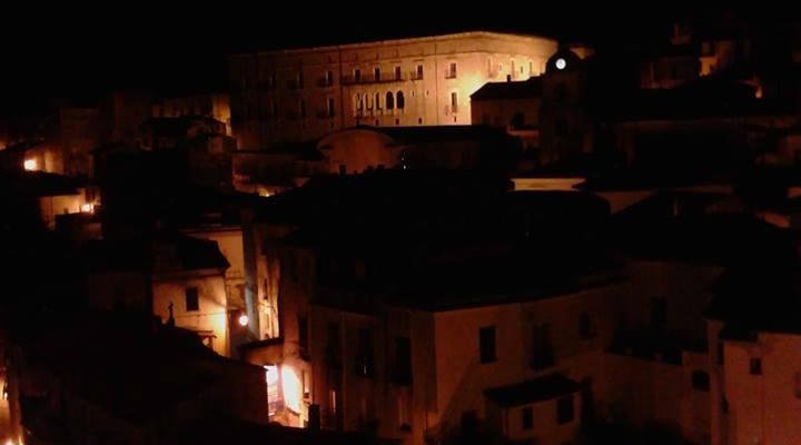 Scorcio notturno di Aieta e del Palazzo Rinascimentale.