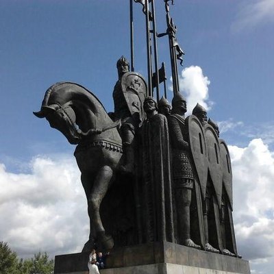 У подножия Монумента