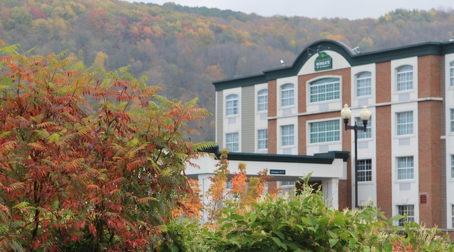 Autumn photo of the front of the inn.