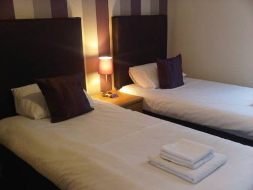 TWIN ROOM
