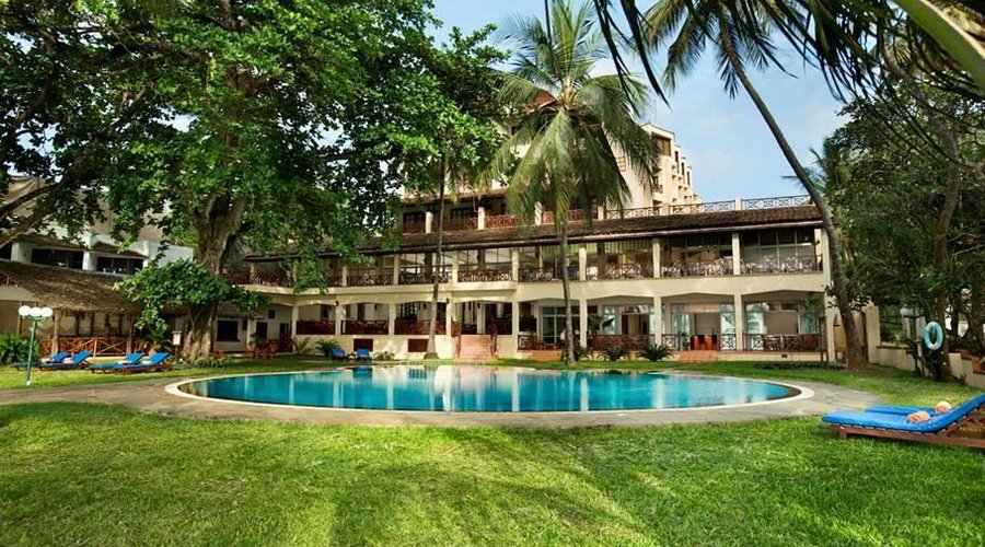 Hotel & Pool