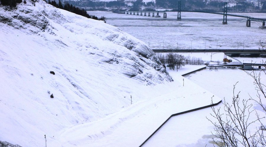 Vue du fleuve en hiver depuis les chutes Montmorency