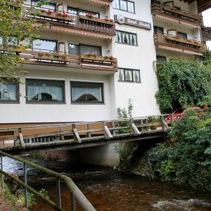 Seitenansicht des Hotels, unten fliesst die Rentsch.