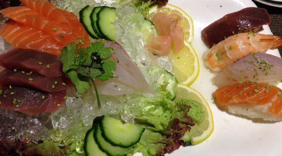 Espectacular Mixto de Sushi y Sashimi de Atún, Bacalao y Salmón.
