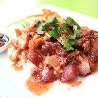 Khaw-moo-daeng