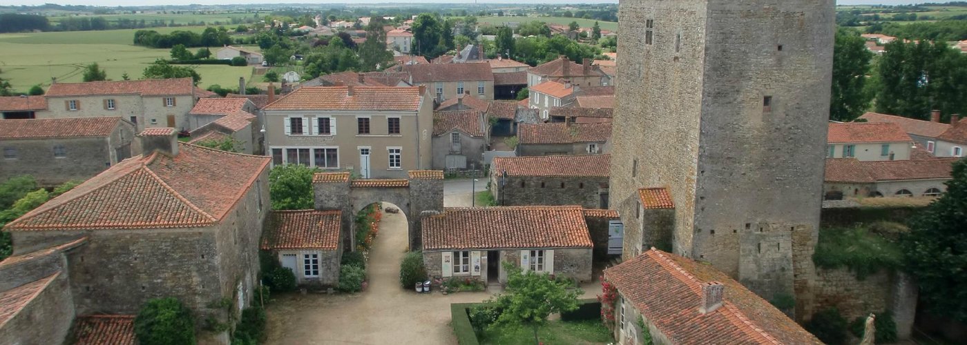 Cour du donjon de Bazoges en Pareds