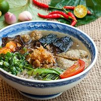 Brown noodle with river-crab soup (Bánh đa cua Hải Phòng)