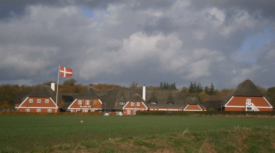 Tyrstrup Kro set på afstand.
