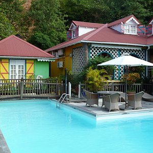 La piscine et les chambres & bungalows