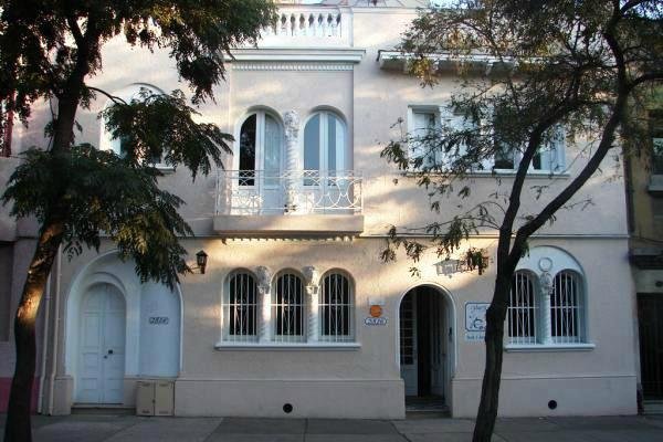 fachada del hotel de dia