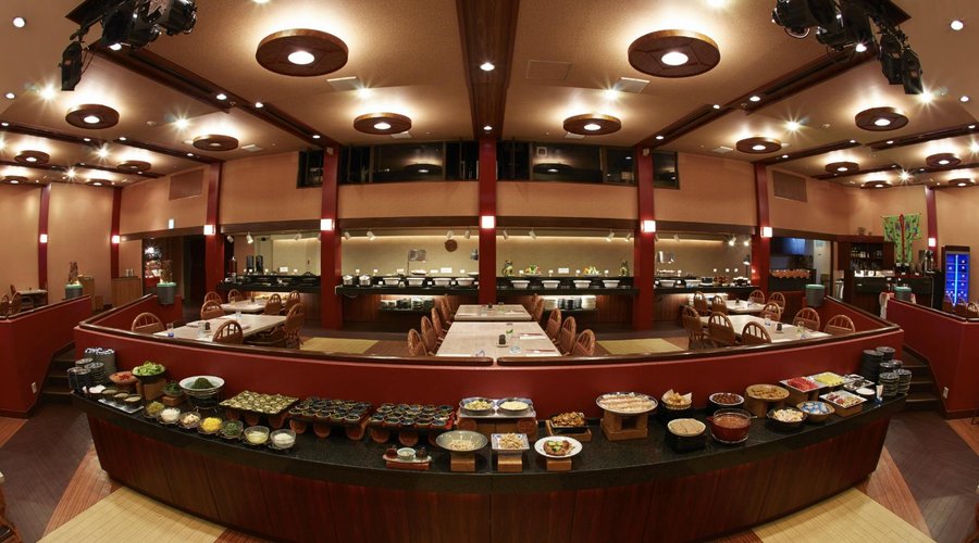 ３０種類以上の琉球料理が並ぶ店内