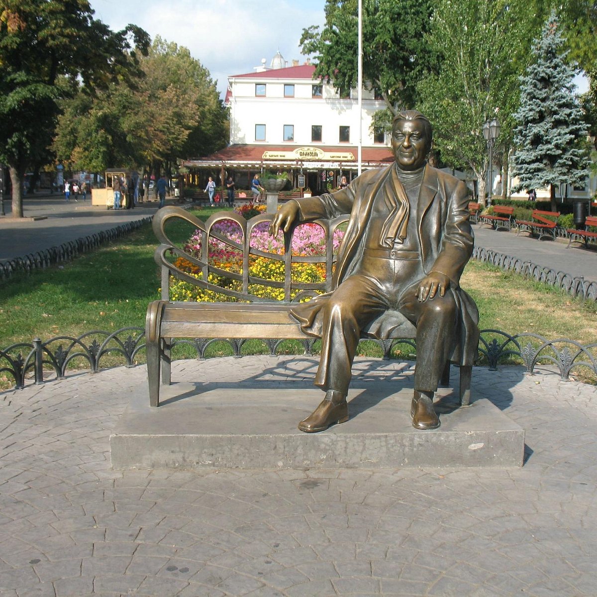 Утесов памятник. Памятник Утесову в Одессе. Одесса памятник Утесову в Одессе. Памятник Утёсову. Памятник Утёсову в Одессе.