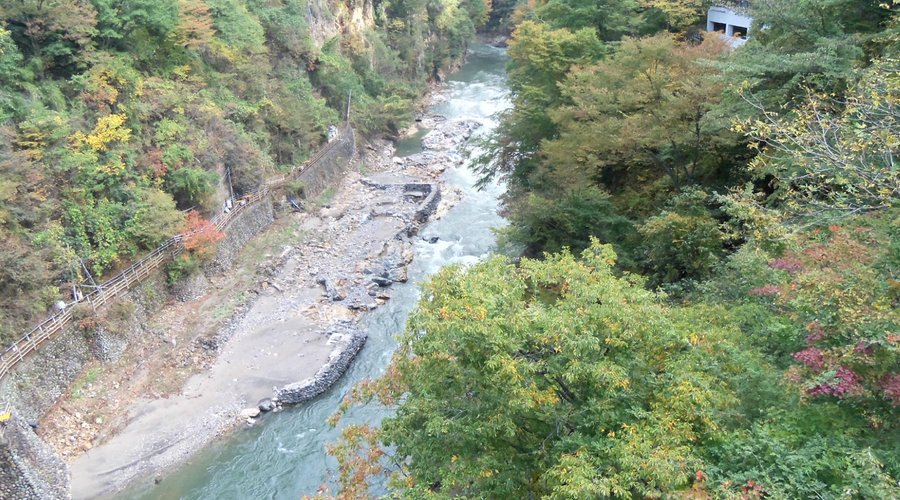 旅館から出てすぐの橋からの眺め。紅葉が綺麗です。
