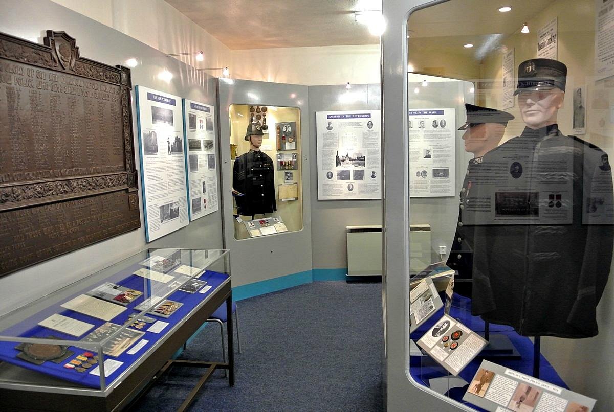 Police museum. Музей полиции в Эдинбурге. Информационный центр полиции в Эдинбурге. Наручники музей полиции в Глазго. Что имеется в музее.