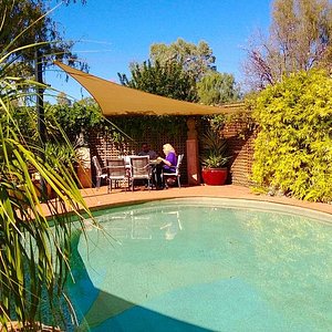Vatu Sanctuary: relax beside the pool…