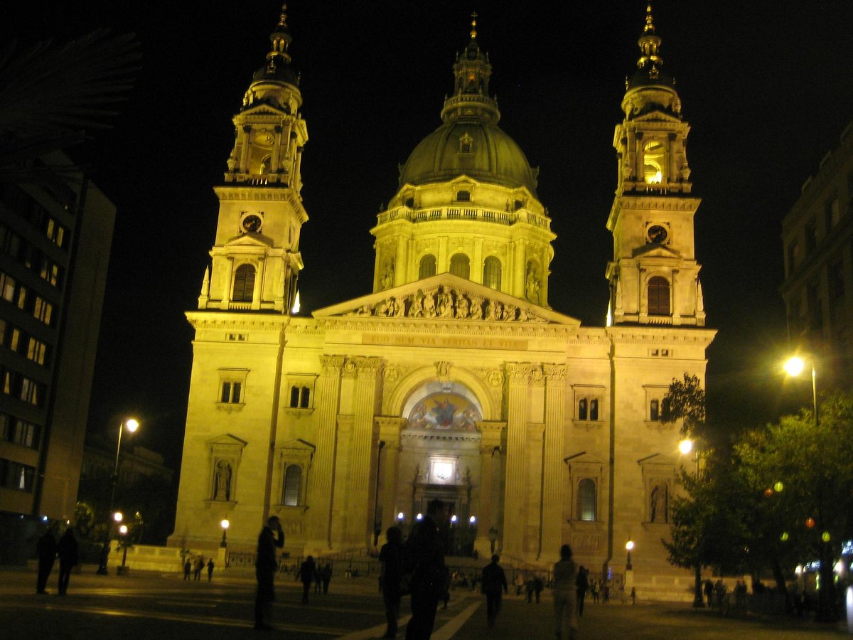 emily tour guide budapest