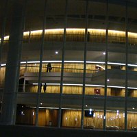 Fachada nocturna del Teatro Bicentenario de la Explanada Cultural