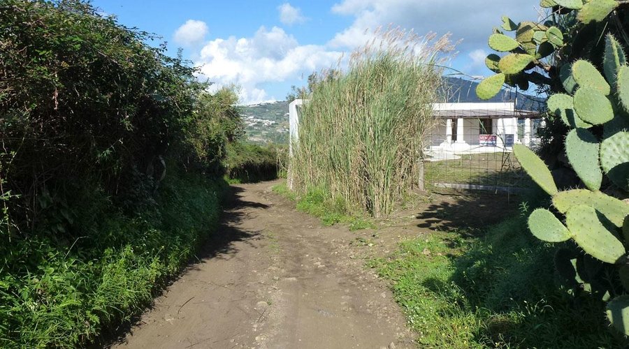 La strada comunale poco prima del tratto finale